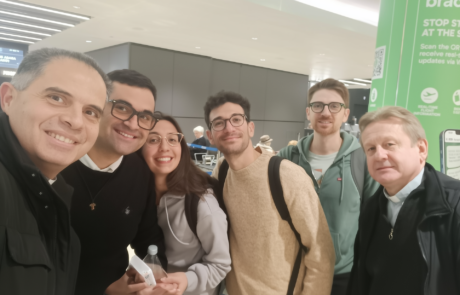 elifus_a_group_selfie_of_five_people_at_the_airport_two_men_and_1d88339e-ba0c-4f51-a927-ce30c5d222f7